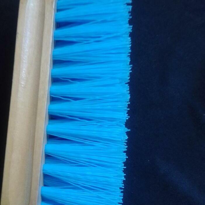 Brosse à mue cheval Hippo-Tonic pour sous-poil et peau