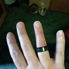 Anello in tungsteno nero: intarsio con drago celtico verde, fede Anello in tungsteno nero: intarsio con drago celtico verde, fede