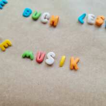 Überprüfen Sie das Bild - Buchstabensalat